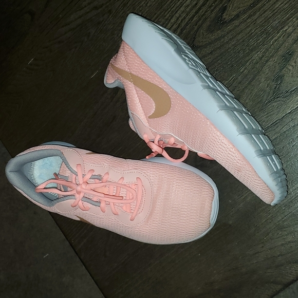 Nike Rosche Run Tennis Shoes 6.5Y (Youth) or 8-8.5W (Women's) - Picture 3 of 8